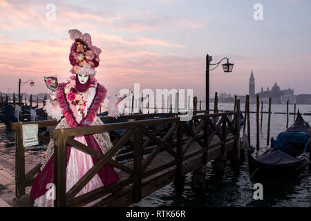 Venise, Italie. 2 mars, 2019. Dawn et près de la place St Marc à Venise pendant le carnaval. Les personnes en costumes posent des durinng un beau lever de soleil. Credit : carol moir/Alamy Live News Banque D'Images