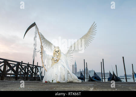 Venise, Italie. 2 mars, 2019. Dawn et près de la place St Marc à Venise pendant le carnaval. Les personnes en costumes posent des durinng un beau lever de soleil. Credit : carol moir/Alamy Live News Banque D'Images