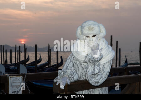 Venise, Italie. 2 mars, 2019. Dawn et près de la place St Marc à Venise pendant le carnaval. Les personnes en costumes posent des durinng un beau lever de soleil. Credit : carol moir/Alamy Live News Banque D'Images