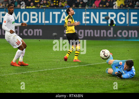 Augsburg, Allemagne. 06Th Mar, 2019. Gregor KOBEL (Augsbourg) gardien de but détourné une chance par Paco ALCACER DO (Faire), parée. Li : Kevin DANSO (FC Augsburg) Promotion, scène luminaire . Le football 1. Bundesliga, 24ème journée, journée24, Augsburg (A) - Borussia Dortmund (NE) 2-1, 01/03/2019 à Augsbourg/Allemagne, WWK AREN un crédit dans le monde entier | conditions : dpa/Alamy Live News Banque D'Images