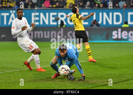 Augsburg, Allemagne. 06Th Mar, 2019. Gregor KOBEL (Augsbourg) gardien de but détourné une chance par Paco ALCACER DO (Faire), parée. Li : Kevin DANSO (FC Augsburg) Promotion, scène luminaire . Le football 1. Bundesliga, 24ème journée, journée24, Augsburg (A) - Borussia Dortmund (NE) 2-1, 01/03/2019 à Augsbourg/Allemagne, WWK AREN un crédit dans le monde entier | conditions : dpa/Alamy Live News Banque D'Images