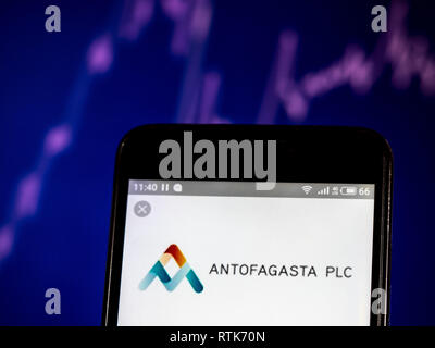 Kiev, Ukraine. 28 Février, 2019. Antofagasta plc vu le logo affiché sur un téléphone intelligent. Crédit : Igor Golovniov SOPA/Images/ZUMA/Alamy Fil Live News Banque D'Images