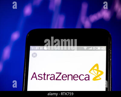 Kiev, Ukraine. 28 Février, 2019. AstraZeneca plc vu le logo affiché sur un téléphone intelligent. Crédit : Igor Golovniov SOPA/Images/ZUMA/Alamy Fil Live News Banque D'Images