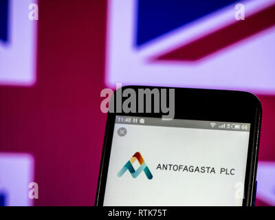 Kiev, Ukraine. 28 Février, 2019. Antofagasta plc vu le logo affiché sur un téléphone intelligent. Crédit : Igor Golovniov SOPA/Images/ZUMA/Alamy Fil Live News Banque D'Images