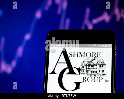 Kiev, Ukraine. 28 Février, 2019. Ashmore Group plc vu le logo affiché sur un téléphone intelligent. Crédit : Igor Golovniov SOPA/Images/ZUMA/Alamy Fil Live News Banque D'Images