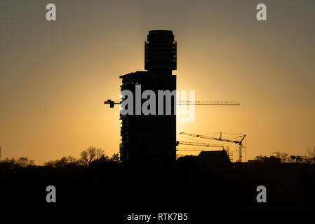 27 février 2019, Hessen, Frankfurt/Main : Le nouveau Prix de Francfort, qu'une tour d'habitation dans le quartier de Sachsenhausen, au coucher du soleil. Photo : Frank Rumpenhorst/dpa Banque D'Images