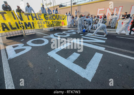 Venise, Italie. 2 mars, 2019. Les manifestants bloquent l'entrée de la raffinerie d'ENI dans Marghera, Venise, l'inviter à boycotter l'Eni est de dénoncer la nouvelle forme de colonialisme qui prive les pays du Sud dans l'intérêt de l'Occident néo-libéral. © Stefano Mazzola / éveil / Alamy Live News Banque D'Images