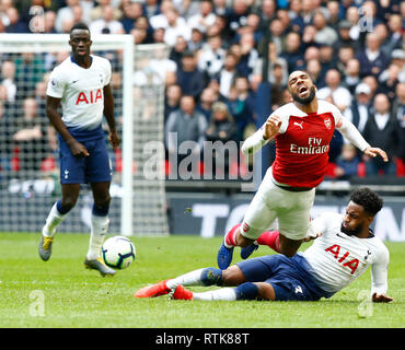 Londres, Angleterre - 02 mars, 2019. Alexandre Lacazette d'Arsenal est abordé par Tottenham Hotspur's Danny Rose pendant pendant English Premier League entre Arsenal et Tottenham Hotspur au stade de Wembley, Londres, Angleterre le 02 mars 2019 Premier League et Ligue de football DataCo images sont soumis à licence. Usage éditorial uniquement. Pas de vente d'impression. Aucun usage personnel des ventes. Aucune UTILISATION NON RÉMUNÉRÉ : Crédit photo Action Sport/Alamy Live News Banque D'Images