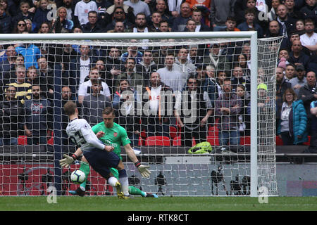 Londres, Royaume-Uni. 09Th Mar, 2019. Christian Eriksen de Tottenham Hotspur (L) voit son tir au but sauvé par Bernd Leno, le gardien d'Arsenal (R). Le Premier Ministre de l'EPL League, Tottenham Hotspur v Arsenal au stade de Wembley à Londres le samedi 2 mars 2019. Cette image ne peut être utilisé qu'à des fins rédactionnelles. Usage éditorial uniquement, licence requise pour un usage commercial. Aucune utilisation de pari, de jeux ou d'un seul club/ligue/dvd publications pic par Steffan Bowen/Andrew Orchard la photographie de sport/Alamy live news Crédit : Andrew Orchard la photographie de sport/Alamy Live News Banque D'Images