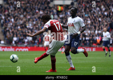 Londres, Royaume-Uni. 09Th Mar, 2019. Alex Iwobi d'Arsenal (L) prend un tir au but. Le Premier Ministre de l'EPL League, Tottenham Hotspur v Arsenal au stade de Wembley à Londres le samedi 2 mars 2019. Cette image ne peut être utilisé qu'à des fins rédactionnelles. Usage éditorial uniquement, licence requise pour un usage commercial. Aucune utilisation de pari, de jeux ou d'un seul club/ligue/dvd publications pic par Steffan Bowen/Andrew Orchard la photographie de sport/Alamy live news Crédit : Andrew Orchard la photographie de sport/Alamy Live News Banque D'Images