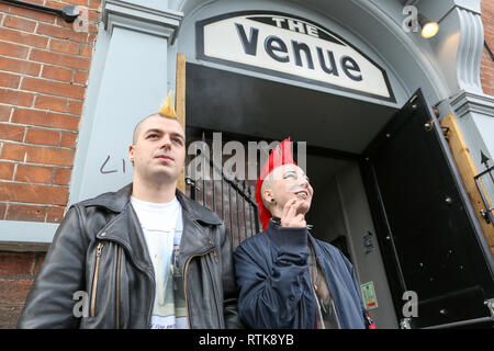 UK de Southend. 2 mars, 2019. Deux punks avec coiffure Mohican en dehors de la salle, pour la Southend Punkfest 2019. Penelope Barritt/Alamy Live News Banque D'Images