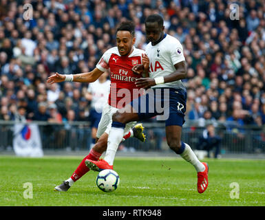 Londres, Angleterre - 02 mars, 2019 Pierre-Emerick Aubameyang d'Arsenal et Tottenham Hotspur's Moussa Sissoko pendant pendant English Premier League entre Arsenal et Tottenham Hotspur au stade de Wembley, Londres, Angleterre le 02 mars 2019 Premier League et Ligue de football DataCo images sont soumis à licence. Usage éditorial uniquement. Pas de vente d'impression. Aucun usage personnel des ventes. Aucune UTILISATION NON RÉMUNÉRÉ Banque D'Images