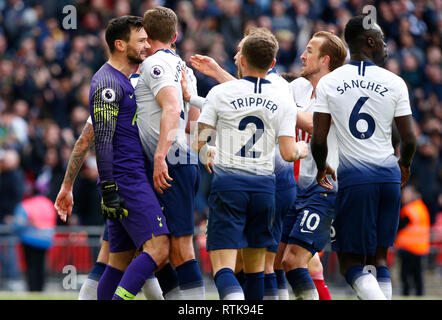 Londres, Angleterre - 02 mars 2019, Hugo Lloris Tottenham Hotspur célébrer son enregistrer avec Tottenham Hotspur est Toby Alderweireld pendant au cours de Premier League anglaise entre Arsenal et Tottenham Hotspur au stade de Wembley, Londres, Angleterre le 02 mars 2019 Premier League et Ligue de football DataCo images sont soumis à licence. Usage éditorial uniquement. Pas de vente d'impression. Aucun usage personnel des ventes. Aucune UTILISATION NON RÉMUNÉRÉ Banque D'Images