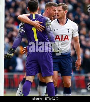 Londres, Angleterre - 02 mars 2019, Hugo Lloris Tottenham Hotspur célébrer son enregistrer avec Tottenham Hotspur est Toby Alderweireld pendant au cours de Premier League anglaise entre Arsenal et Tottenham Hotspur au stade de Wembley, Londres, Angleterre le 02 mars 2019 Premier League et Ligue de football DataCo images sont soumis à licence. Usage éditorial uniquement. Pas de vente d'impression. Aucun usage personnel des ventes. Aucune UTILISATION NON RÉMUNÉRÉ Banque D'Images