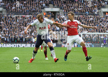 Londres, Royaume-Uni. 09Th Mar, 2019.Harry Kane de Tottenham Hotspur sous la pression de Nacho Monreal d'Arsenal au cours de la Premier League match entre Arsenal et Tottenham Hotspur au stade de Wembley le 2 mars 2019 à Londres, en Angleterre. (Photo par Mick Kearns/phcimages.com) Banque D'Images