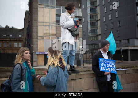 Glasgow, Ecosse, le 2 mars 2019. Le 'Blue Wave' démonstration par la rébellion d'extinction les changements climatiques et du groupe de partisans, bloquant les routes et se déplaçant dans les rues de la ville pour mettre en évidence la montée des eaux de la rivière Clyde et à mettre en garde contre les dangers du changement climatique si des mesures urgentes ne sont pas prises immédiatement. La manifestation pacifique d'environ 200 personnes a culminé avec la symbolique de jeter l'eau de la rivière Clyde sur la ville d'étapes des chambres, un symbole des niveaux d'eau à venir. À Glasgow, en Écosse. Crédit : Jeremy Sutton-Hibbert/Alamy Live News. Banque D'Images