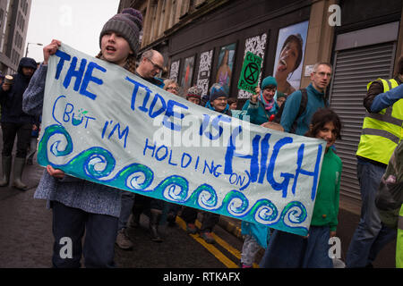 Glasgow, Ecosse, le 2 mars 2019. Le 'Blue Wave' démonstration par la rébellion d'extinction les changements climatiques et du groupe de partisans, bloquant les routes et se déplaçant dans les rues de la ville pour mettre en évidence la montée des eaux de la rivière Clyde et à mettre en garde contre les dangers du changement climatique si des mesures urgentes ne sont pas prises immédiatement. La manifestation pacifique d'environ 200 personnes a culminé avec la symbolique de jeter l'eau de la rivière Clyde sur la ville d'étapes des chambres, un symbole des niveaux d'eau à venir. À Glasgow, en Écosse. Crédit : Jeremy Sutton-Hibbert/Alamy Live News. Banque D'Images