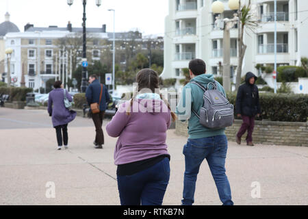 Lancing,UK,2ème Mars 2019, les gens à pied le long de la mer, en dépit d'être un jour froid et venteux en mars Worthing West Sussex. Dog Walkers apprécié l'air de la mer et s'est terminée au chaud contre le vent froid. Jetée de Worthing était étrangement vide pour un week-end. Larby Keith Crédit/Alamy Live News Banque D'Images