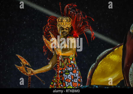 Rio de Janeiro, Brésil. 2 mars 2019. Membre de l'école de samba du pont pendant un Carnaval 2019 défilé Serie A à la Sapucaí Sambadrome dans la ville de Rio de Janeiro ce vendredi, 01. (Photo : William Volcov / Brésil Brésil : Crédit Photo Presse Photo Presse/Alamy Live News Banque D'Images