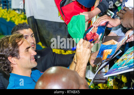 Dubaï, Émirats arabes unis. 2 mars 2019. La Suisse de Roger Federer, signe des autographes pour les fans après avoir remporté la finale contre Stefanos Tsitsipas de Grèce pendant le Dubai Duty Free Tennis championnat au stade de tennis international de Dubaï, Dubaï, Émirats arabes unis le 02 mars 2019. Photo de Grant l'hiver. Credit : UK Sports Photos Ltd/Alamy Live News Banque D'Images