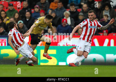 Stoke-on-Trent, Royaume-Uni. 2 mars 2019. Milieu de terrain de Stoke City Joe Allen (4) se penche sur le milieu de la forêt de Nottingham Joe Lolley (23) au cours de l'EFL Sky Bet Championship match entre Stoke City et Nottingham Forest au stade de bet365, Stoke-on-Trent, Angleterre le 2 mars 2019. Photo par Jurek Biegus. Usage éditorial uniquement, licence requise pour un usage commercial. Aucune utilisation de pari, de jeux ou d'un seul club/ligue/dvd publications. Credit : UK Sports Photos Ltd/Alamy Live News Banque D'Images