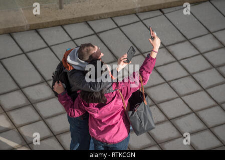 Couple taking a photograph selfies, Portland, Oregon. Banque D'Images