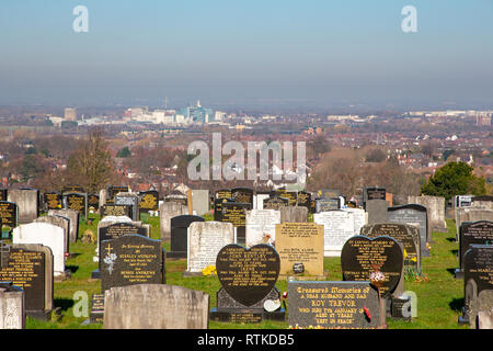 Février le plus chaud jamais enregistré - Fox cimetière clandestin surplombant la ville de Warrington au soleil Banque D'Images