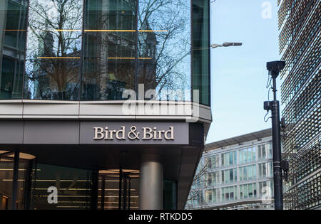 Plaque Nom du cabinet international Bird & Bird à leurs bureaux de l'administration centrale de Londres à 12 New Fetter Lane, Ville de London EC4 Banque D'Images