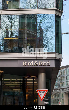 Plaque Nom du cabinet international Bird & Bird à leurs bureaux de l'administration centrale de Londres à 12 New Fetter Lane, Ville de London EC4 Banque D'Images