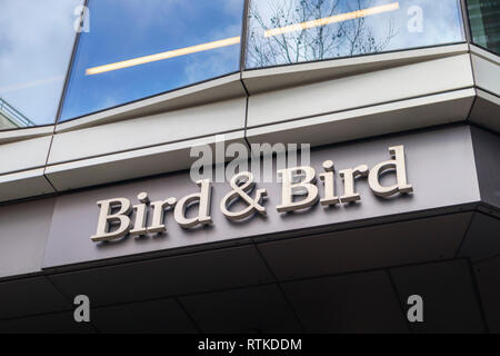 Plaque Nom du cabinet international Bird & Bird à leurs bureaux de l'administration centrale de Londres à 12 New Fetter Lane, Ville de London EC4 Banque D'Images