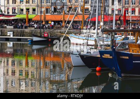 HONFLEUR, FRANCE - 8 avril 2018 : point de vue sur la baie et le remblai dans la célèbre ville de Honfleur. Normandie, France Banque D'Images