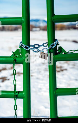 Avec un cadenas verrouillé la porte du ranch & chain ; centre du Colorado, USA Banque D'Images