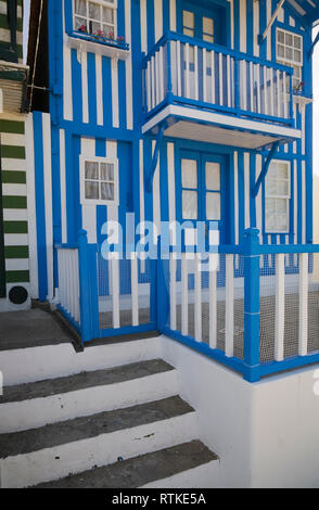 Une maison bleue et blanche à Costa Nova, Aveiro, Portugal, Europe Banque D'Images