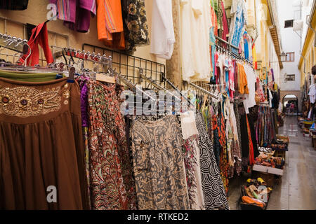 Des robes pour la vente en face d'une boutique d'achats à un souk arabe à Grenade, Espagne, Europe Banque D'Images