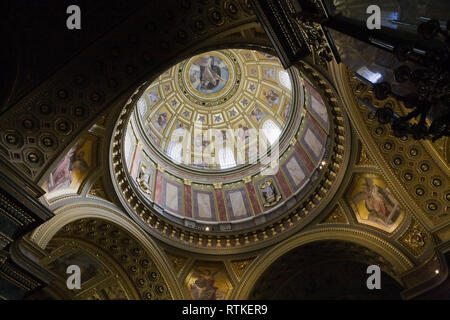 Plafond et coupole à l'intérieur de Saint Stephen's Basilica, Budapest, Hongrie, Europe de l'Est Banque D'Images
