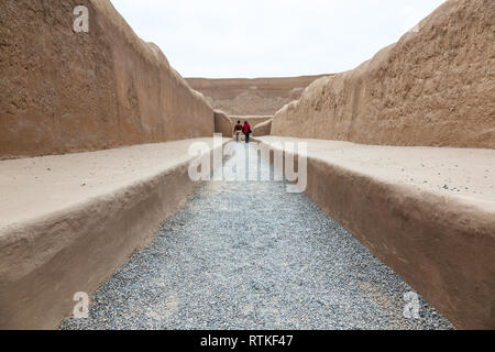 D'immenses murs de la ville de Chan Chan, capitale de la royaume Chimu, visité par les touristes comme ils marchent à travers ses chemins de l'intérieur. Banque D'Images