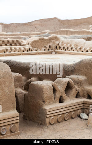 Ruines de Chan Chan, murs magnifiquement sculpté, peut-être la plus grande Ville précolombienne d'Amérique du Sud. C'était la capitale de la ville Chimú. Peut-être e Banque D'Images