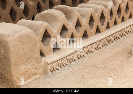 Ruines de Chan Chan, murs magnifiquement sculpté, peut-être la plus grande Ville précolombienne d'Amérique du Sud. C'était la capitale de la ville Chimú. Peut-être e Banque D'Images