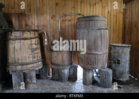 Des fûts de chêne pour la fabrication des boissons alcooliques distillées Samogon affichée à l'Muziejny Komplieks Dudutki distillerie en musée des vieux métiers et technologies Dudutki Folk qui recrée la vie de la propriété du 19e siècle. Le musée complexe 60km près de la ville de Minsk, a été ouverte en 1994, et a été initié par la journaliste bélarusse Evgueni Budinas. Banque D'Images