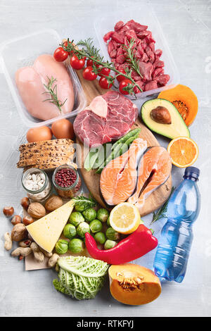 Différents aliments de santé sur un fond gris. Vue d'en haut. Mise à plat. Concept d'épicerie. Alimentation équilibrée concept Banque D'Images