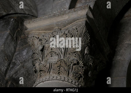 Colonne byzantine avec chapiteaux sculptés, décorés de feuilles d'acanthe à arches de la Vierge à l'intérieur de l'église du Saint Sépulcre vieille ville Jérusalem Israël Banque D'Images