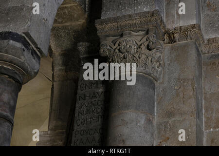 Colonne byzantine avec chapiteaux sculptés, décorés de feuilles d'acanthe à arches de la Vierge à l'intérieur de l'église du Saint Sépulcre vieille ville Jérusalem Israël Banque D'Images