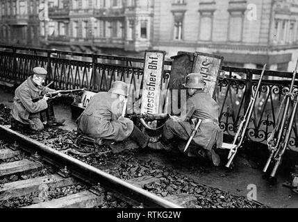 La Révolution allemande - défendre les soldats Spartacus railroad gare de Berlin, Allemagne. Cette place forte a eu lieu longtemps après la Révolution a été réprimée par les troupes allemandes ca. 1918-1919 Banque D'Images