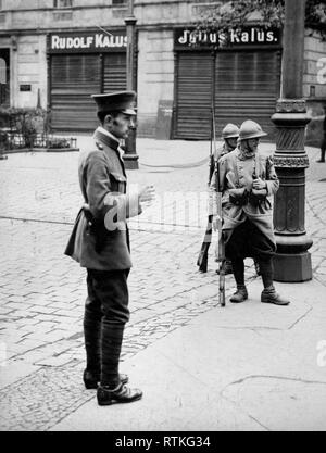 La Révolution allemande - Événements en haute Silésie. Le français et l'Allemand des sentinelles de la police garde de sécurité la route de Bogutschuetz, la zone dans laquelle les Polonais insurgés ont commencé leurs opérations ca. 1919-1924 Banque D'Images