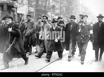 La Révolution allemande - Sparticides, un soldat, un marin armés, certains jeunes hommes, et un vieil homme à diriger le groupe porte un fusil ca. (1919) de marcher dans la neige Banque D'Images