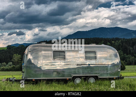 Caravane Airstream classique est vu en Styrie, Autriche Banque D'Images