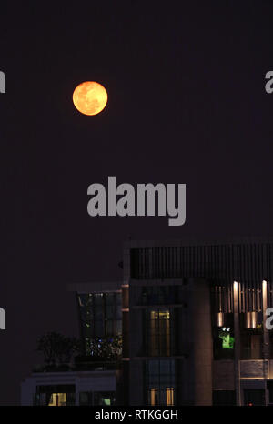 Couleur orange lumineuse pleine lune sur la ville de Bangkok, Thaïlande Banque D'Images