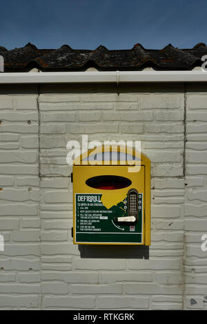 Défibrillateur externe manuel sur mur extérieur pour l'usage public, Canterbury, Angleterre Banque D'Images