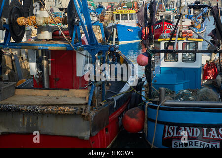 Bateaux amarrés dans le port de Whitstable dans le soleil d'hiver, Kent, Angleterre, Royaume-Uni, Europe Banque D'Images