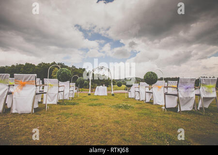 Des tables et des chaises dans une salle de mariage Banque D'Images